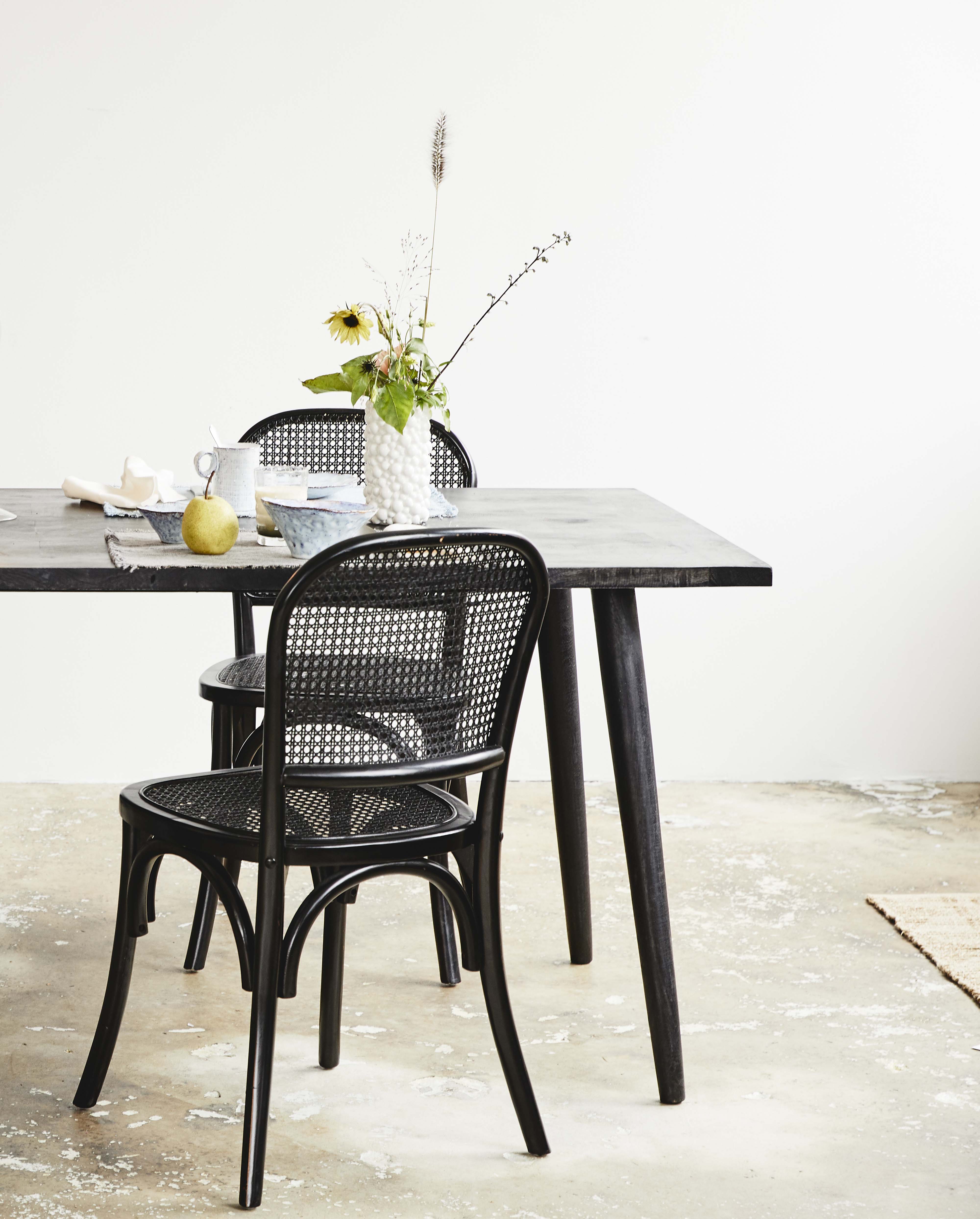 Hau mesa de comedor en madera negra Hau mesa de comedor en madera negra