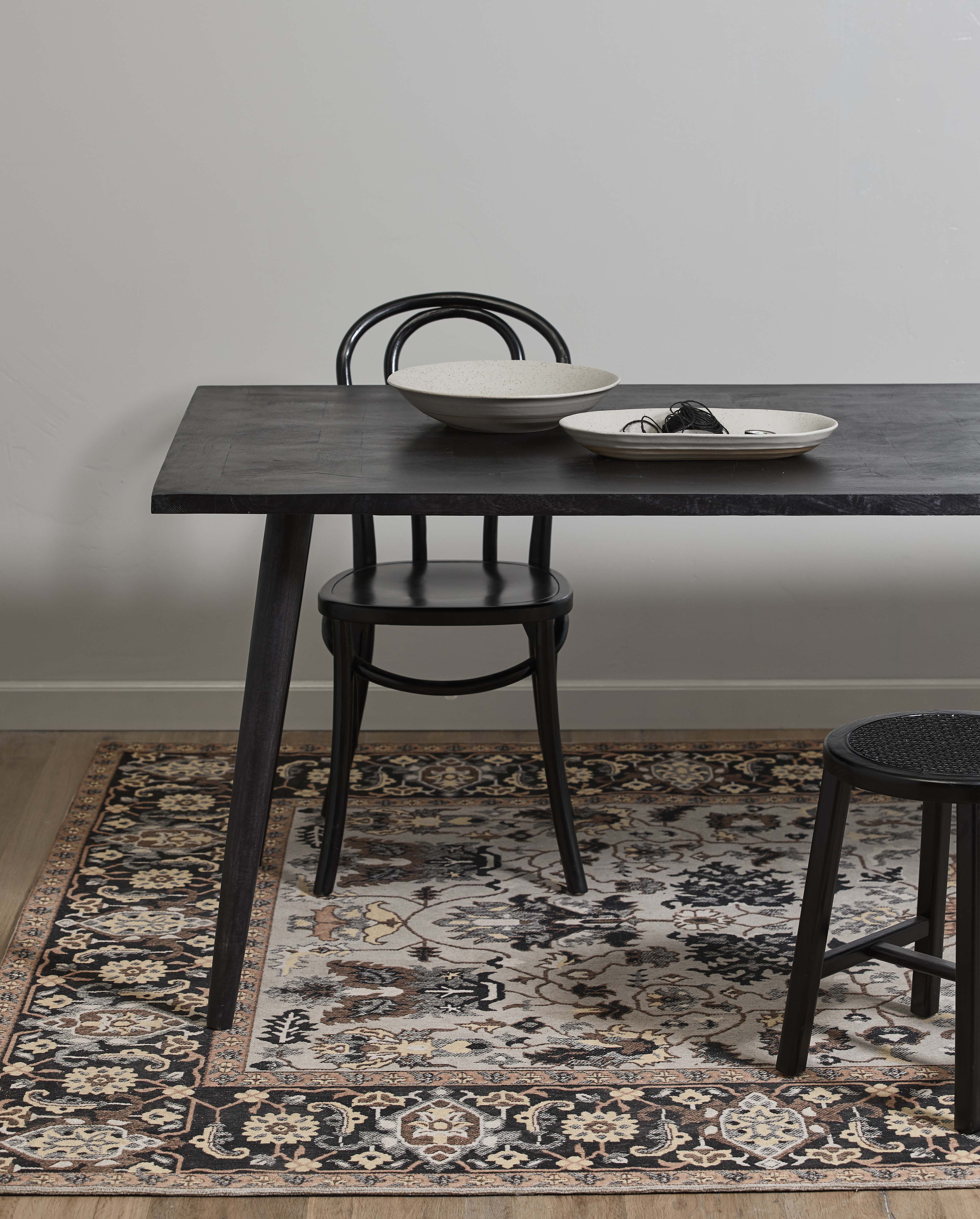 Hau mesa de comedor en madera negra Hau mesa de comedor en madera negra